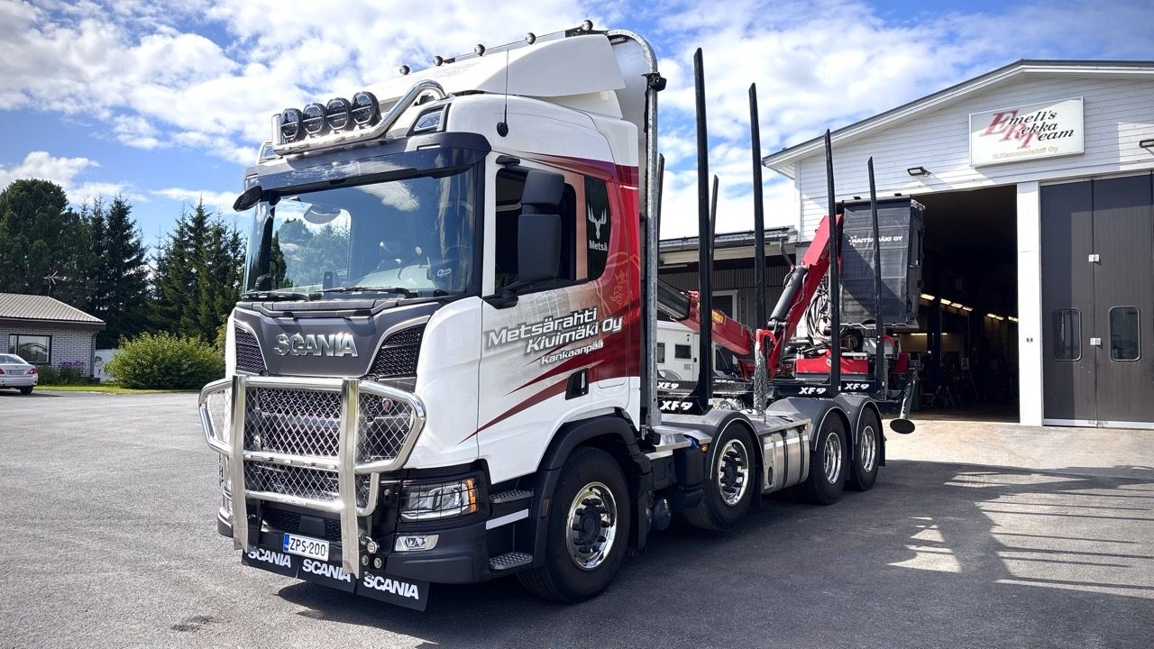 Teipattu Scania-puutavara-auto