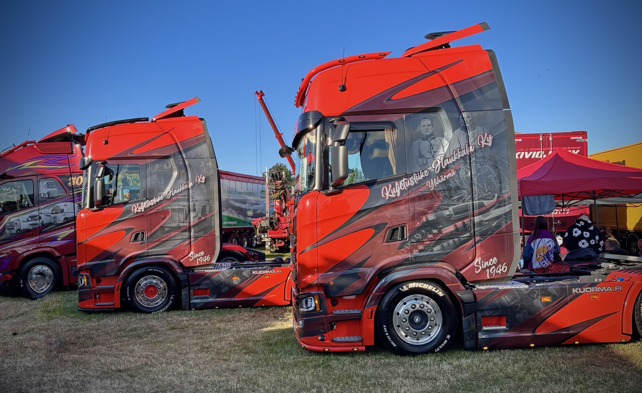 Teipatut Scania-rekat näyttelyssä